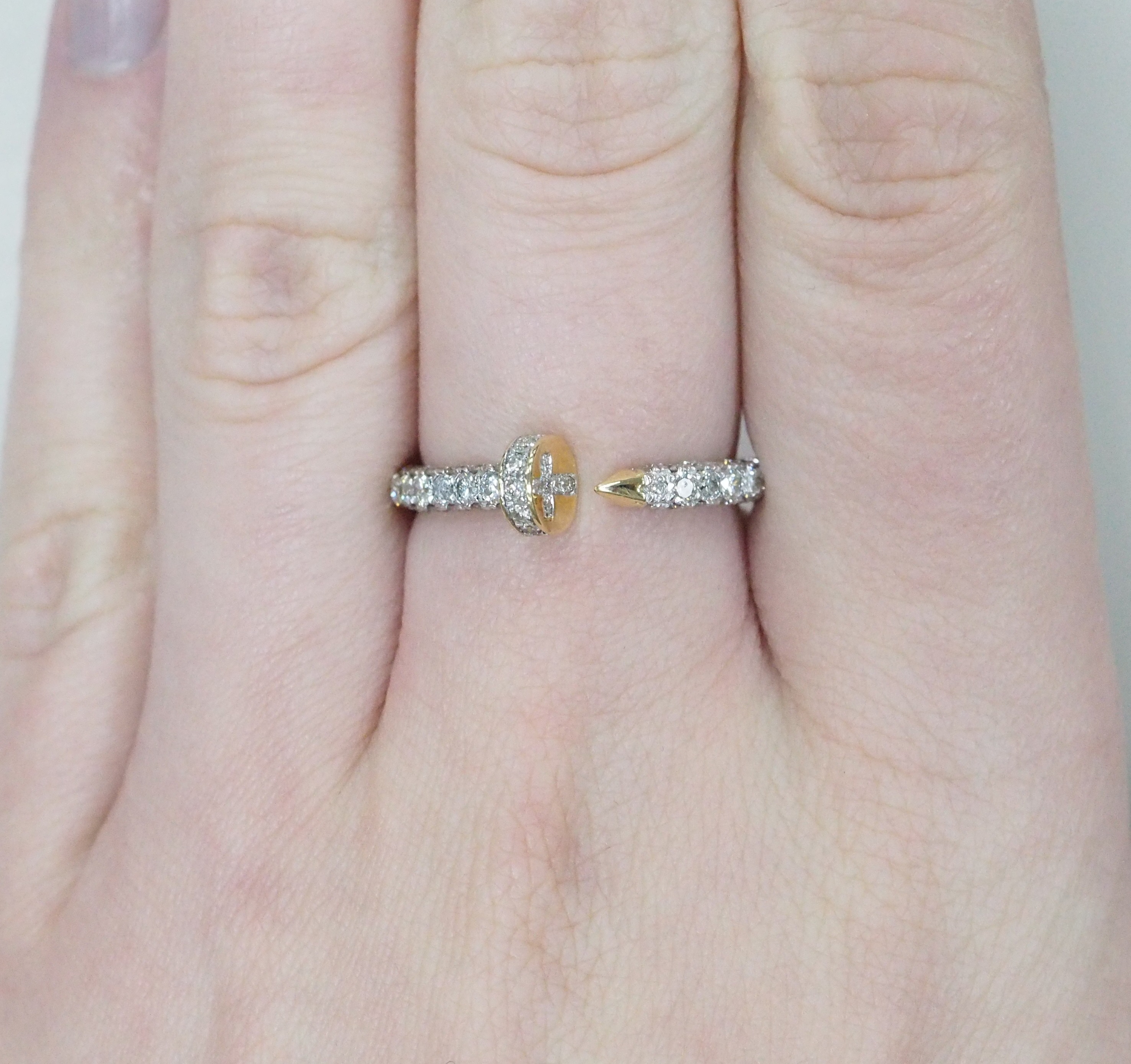 Незамкнутое кольцо из желтого золота с бриллиантами "Гвоздь"